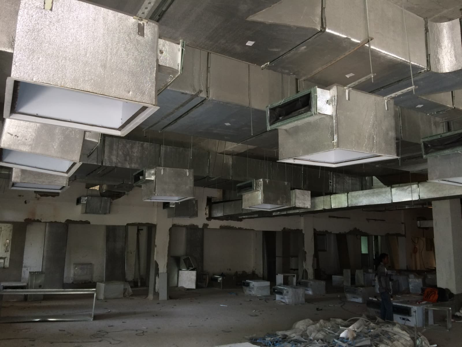 Overhead insulated GI ductwork with branch diffusers and flexible connections