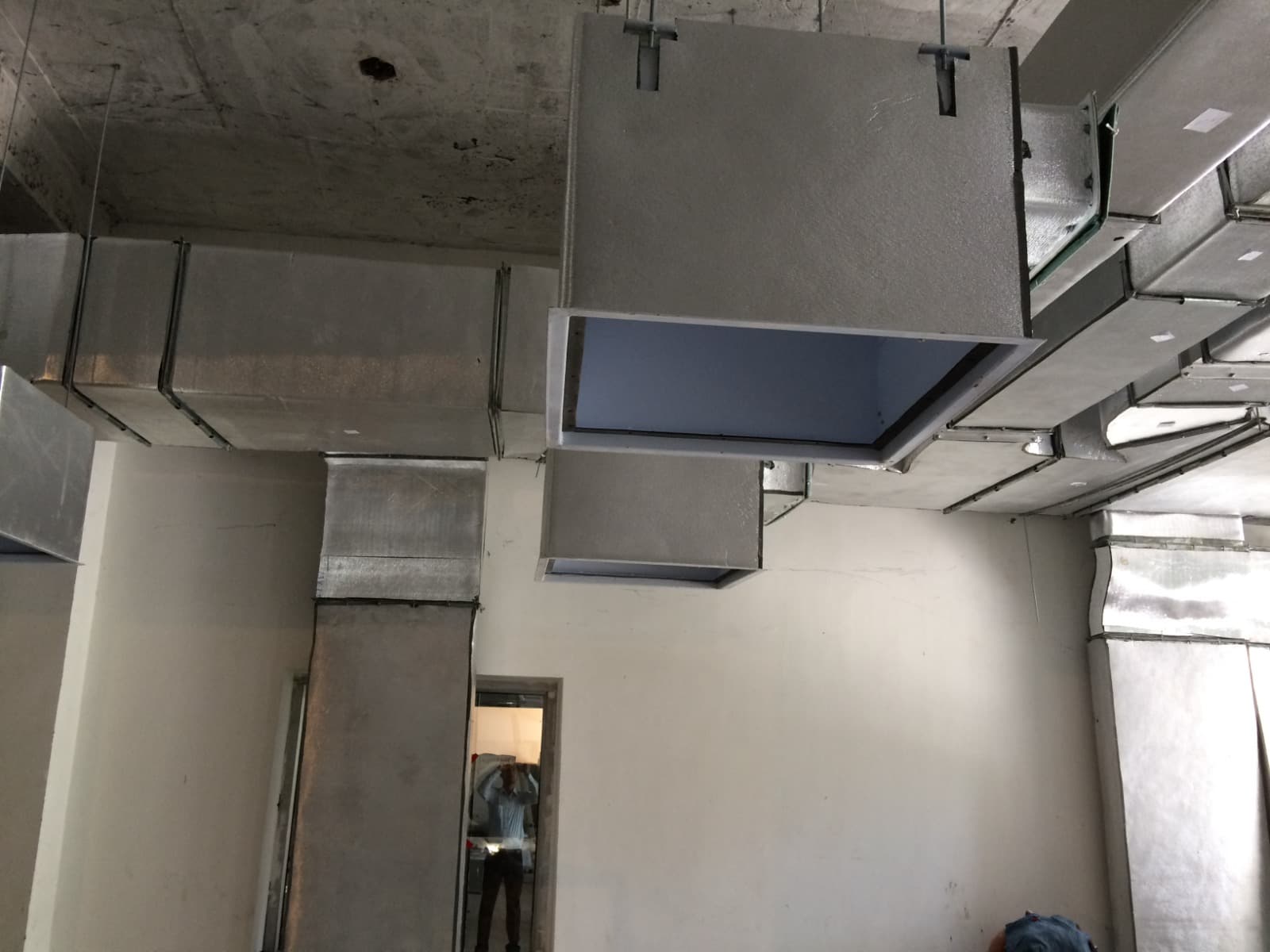 Main GI duct trunk and branch runs distributed across a floor plate