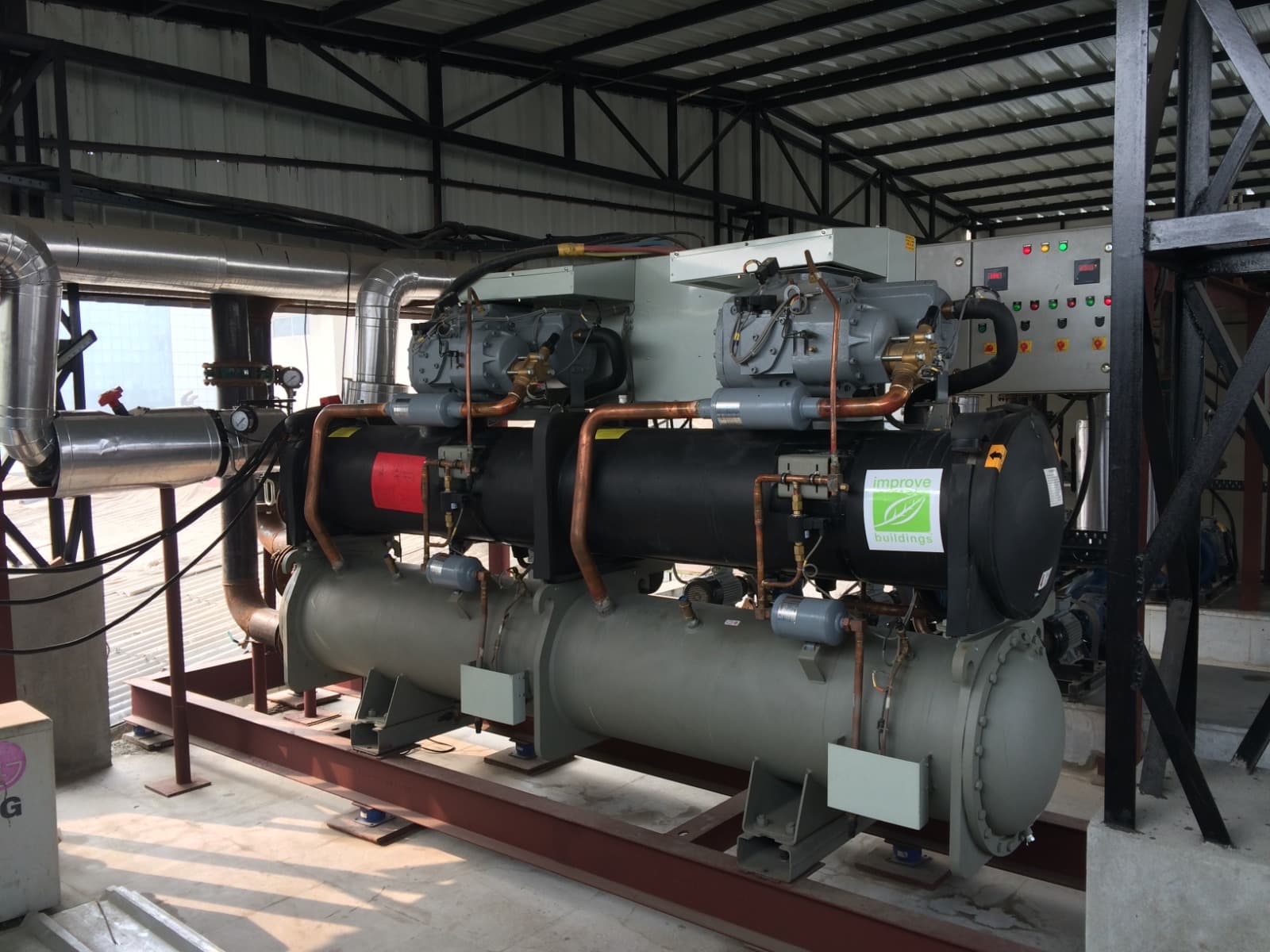 Water-cooled screw chiller set with shell-and-tube vessels and insulated piping