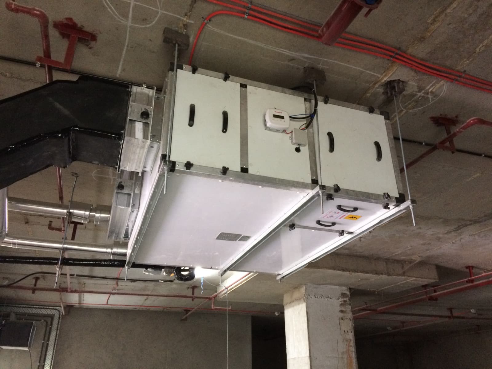 Ceiling-suspended double-skin air handling unit with Honeywell controls and ducting