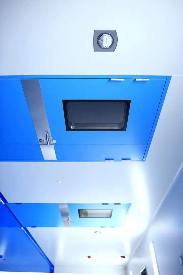 Cleanroom ceiling dynamic pass box with a magnehelic differential-pressure gauge
